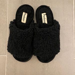 Dearfoams super cozy black slippers